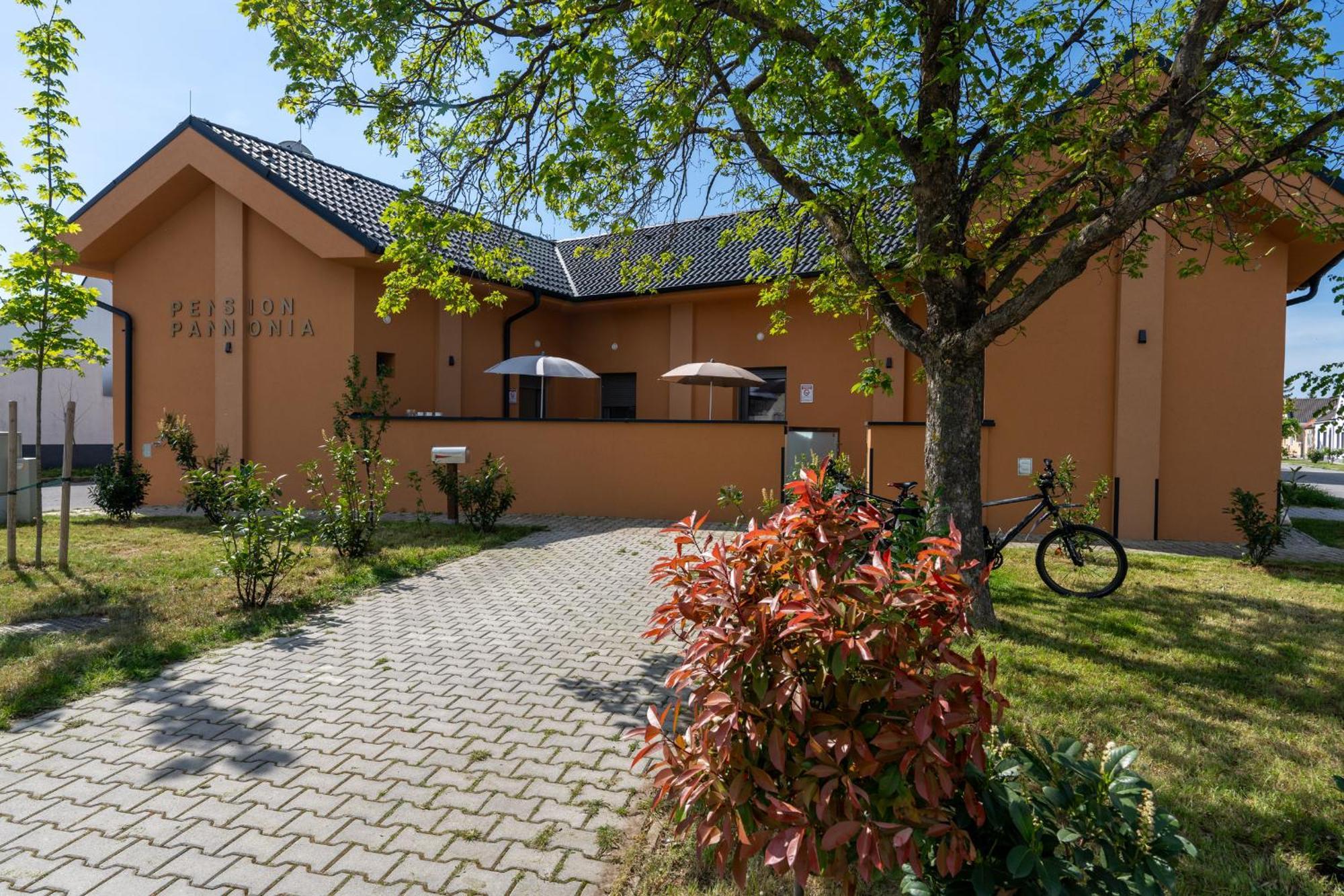 Pension Pannonia Парндорф Экстерьер фото