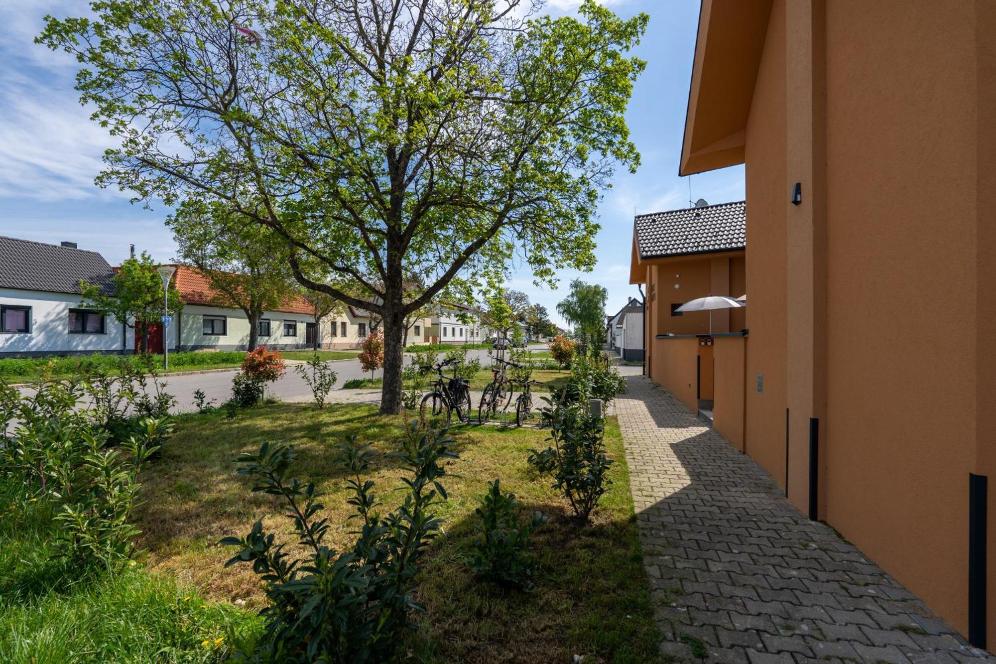 Pension Pannonia Парндорф Экстерьер фото